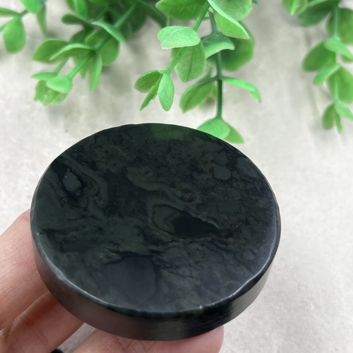 新疆和田玉聚墨青花意境平安牌圆牌把 玩茶托玉石包邮66克带证书t