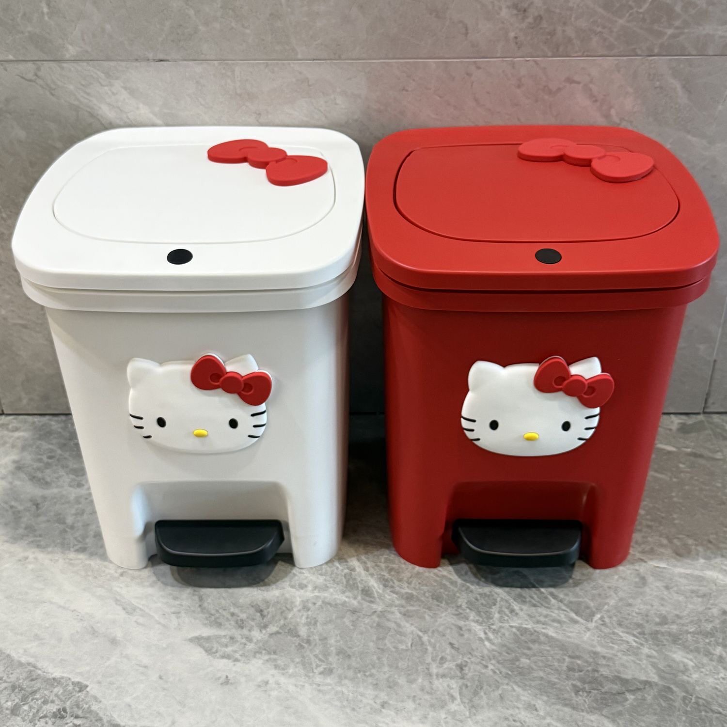 凯蒂猫脚踏按压带盖垃圾桶16L