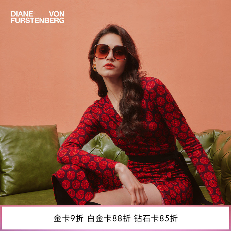 DVF粉色幸运骰子图案裹身裙