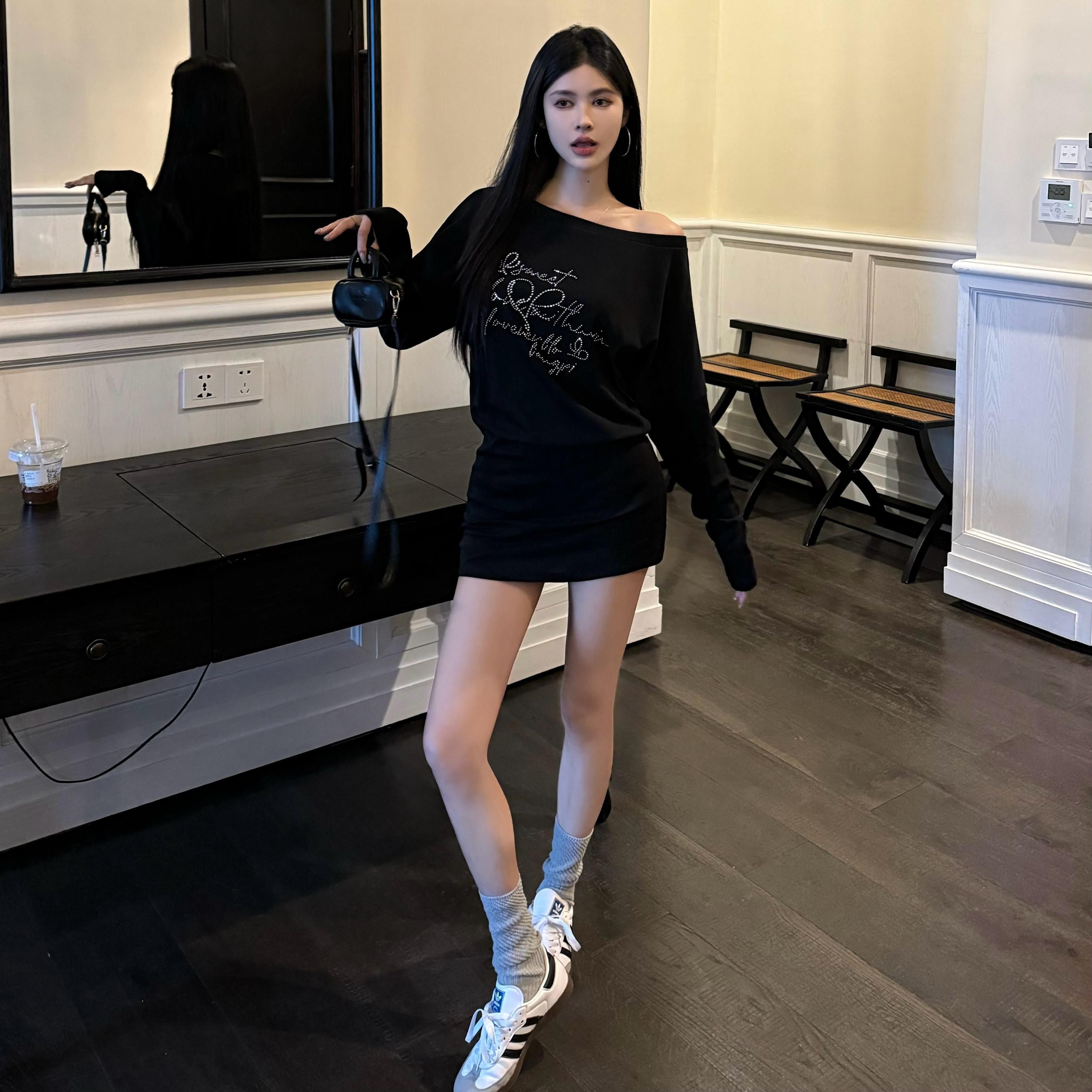 韩版小众2025新款辣妹显瘦休闲百搭宽松烫钻斜肩露肩长袖连衣裙女