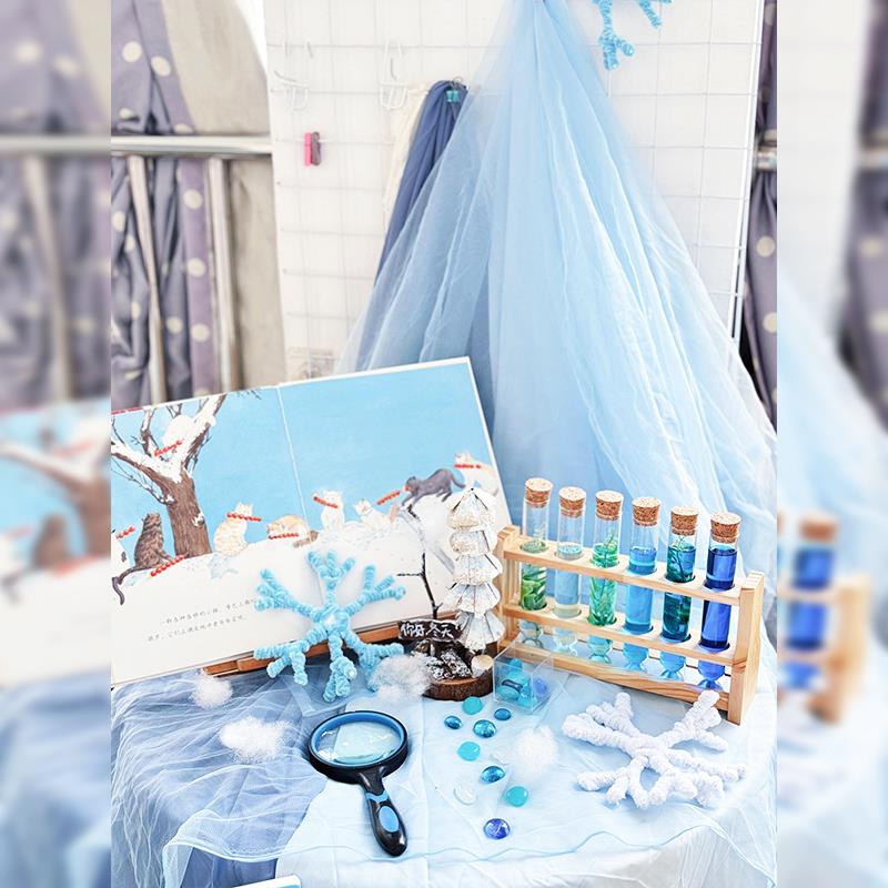 幼儿园冬季四季桌蓝系网纱主题环创布置玻璃试管色展示架摆件装饰