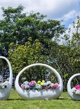 户外简约抽象花篮花盆玻璃钢雕塑花园林景观草坪楼盘美陈装饰摆件