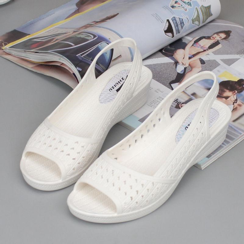 新款鱼嘴塑胶凉鞋女防水坡跟妈妈鞋软底白色护士鞋夏季沙滩鞋