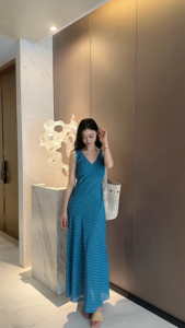 法式高级感100%桑蚕丝 绝美时尚斜裁显瘦v领无袖吊带连衣裙长裙女
