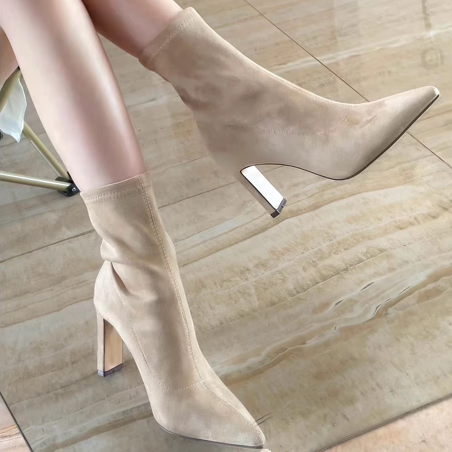 2025秋冬高跟绒面粗跟尖头瘦瘦靴短靴弹力裸色米色女气质百搭靴子