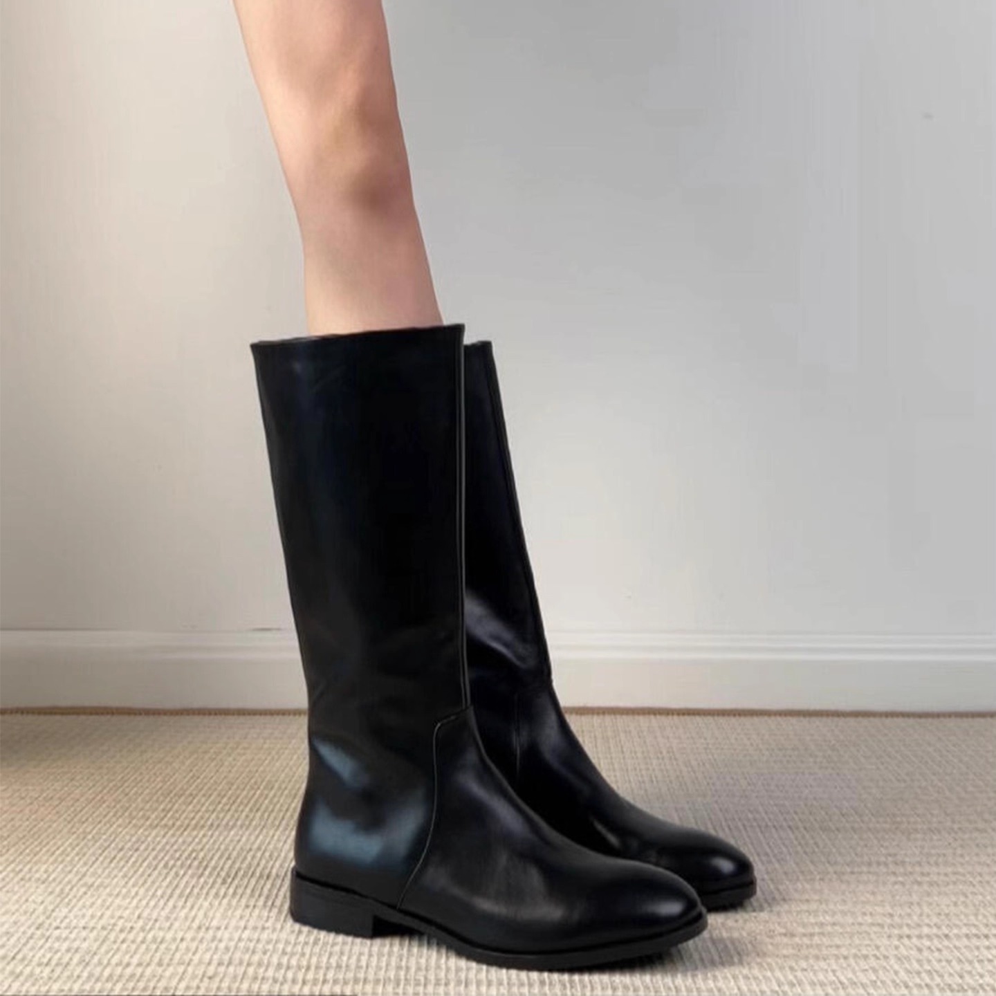 极简风圆头低跟直筒靴女显瘦软皮中筒马丁靴真皮黑色靴子女不累脚