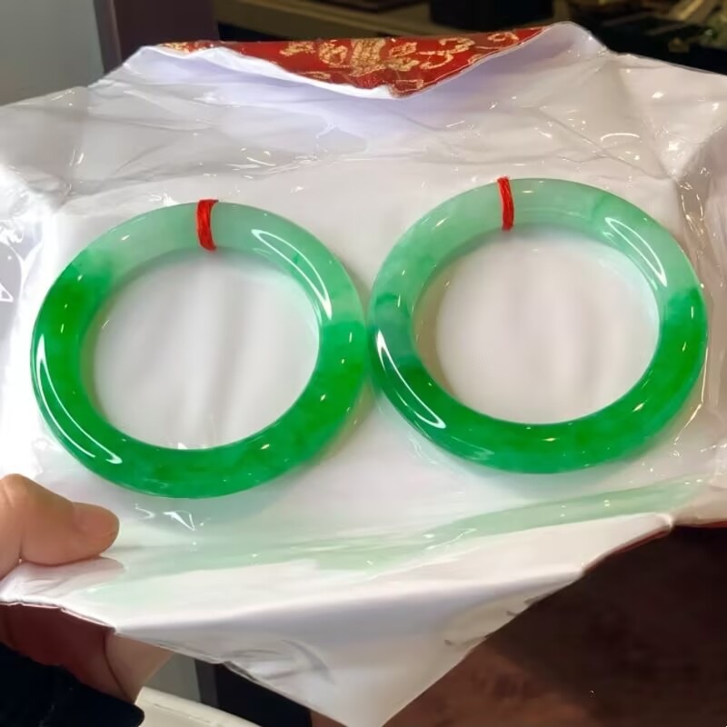 高冰种阳绿翡翠手镯缅甸天然白底青a货飘花圆条贵妃玉手镯正品女