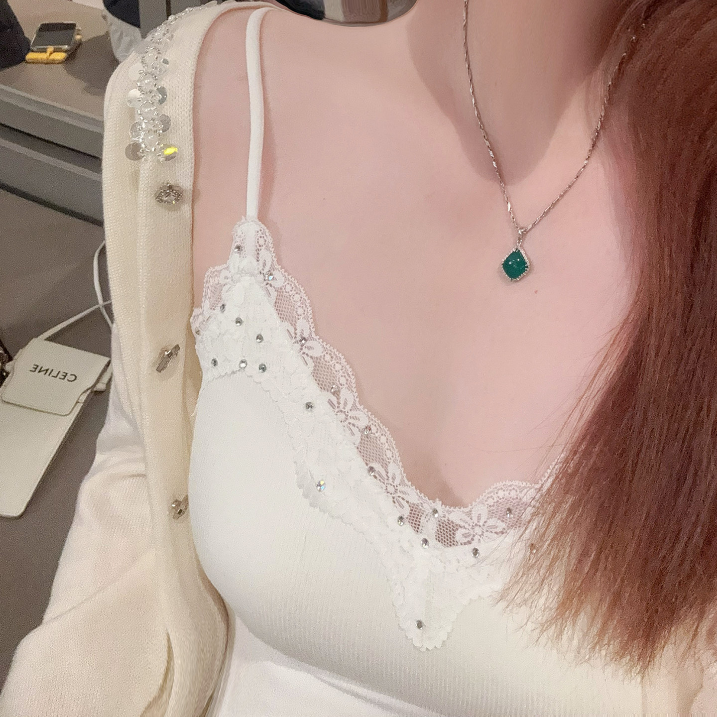 欧货百搭精品烫钻2026春夏新品V领蕾丝性感女人味白色修身吊带女,女装/女士精品,背心吊带,淘宝优惠券,粉丝福利购,淘宝优惠卷