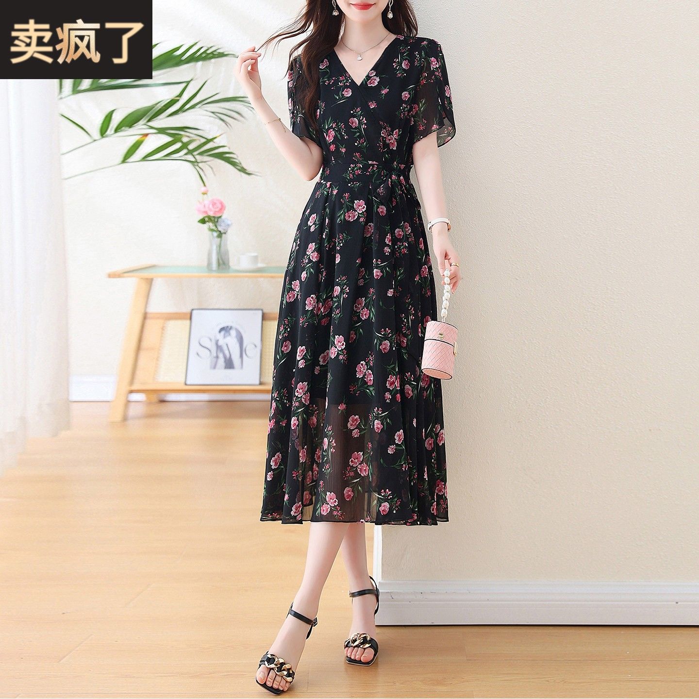 高端桑蚕丝V领碎花连衣裙女夏2026新款收腰显瘦中长款黑色真丝裙