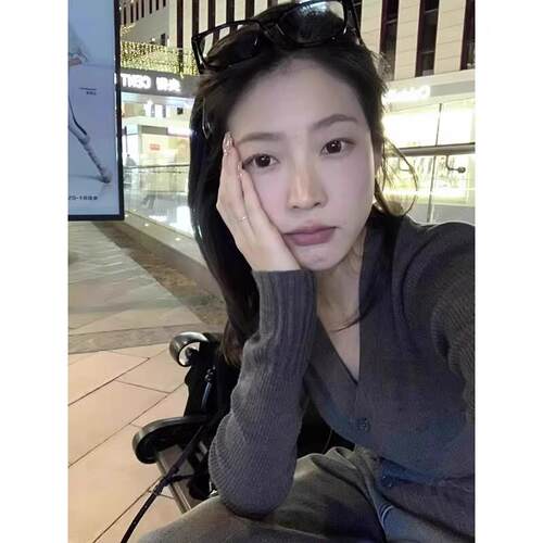冷淡系灰V领针织开衫女秋冬季显瘦收腰坑条内搭毛衣打底长袖