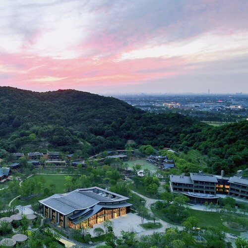 【湖山踏青】春日登山徒步/环湖赏花，另赠森泊逛逛指南折扣券 【天然氧吧】山海湖全景度假酒店，位于嘉兴4A级景区——南北湖 【人气乐园】超人气水乐园/大型室内儿童乐园-幻想岛可选，乐享假日 【官方直营】有效期至26年5月31日，不约100%可退，预约后花呗入账