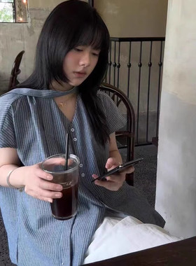 夏季新款流行宽松好看短袖衬衫女2025新款v领设计感条纹衬衣上衣