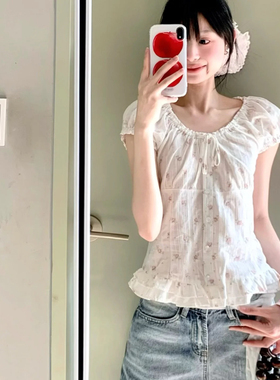 白色碎花一字肩短袖衬衫女夏季泡泡袖衬衣设计感收腰显瘦辣妹上衣