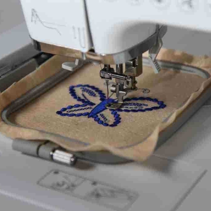 蝴蝶牌X60家用多功能台式全自动缝绣一体缝纫机绣花机触屏操作