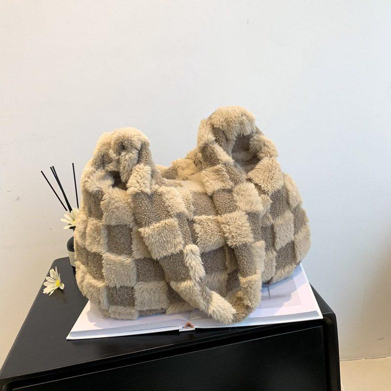 新品 大容量撞色格潮个性女包2023慵懒休闲腋下斜跨单肩毛绒托特,箱包皮具/热销女包/男包,托特包,淘宝优惠券,粉丝福利购,淘宝优惠卷