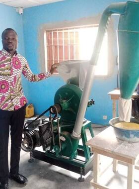 9FC360型木薯磨粉机碾米制糁机玉米自吸齿盘粉碎机混合饲料颗粒机