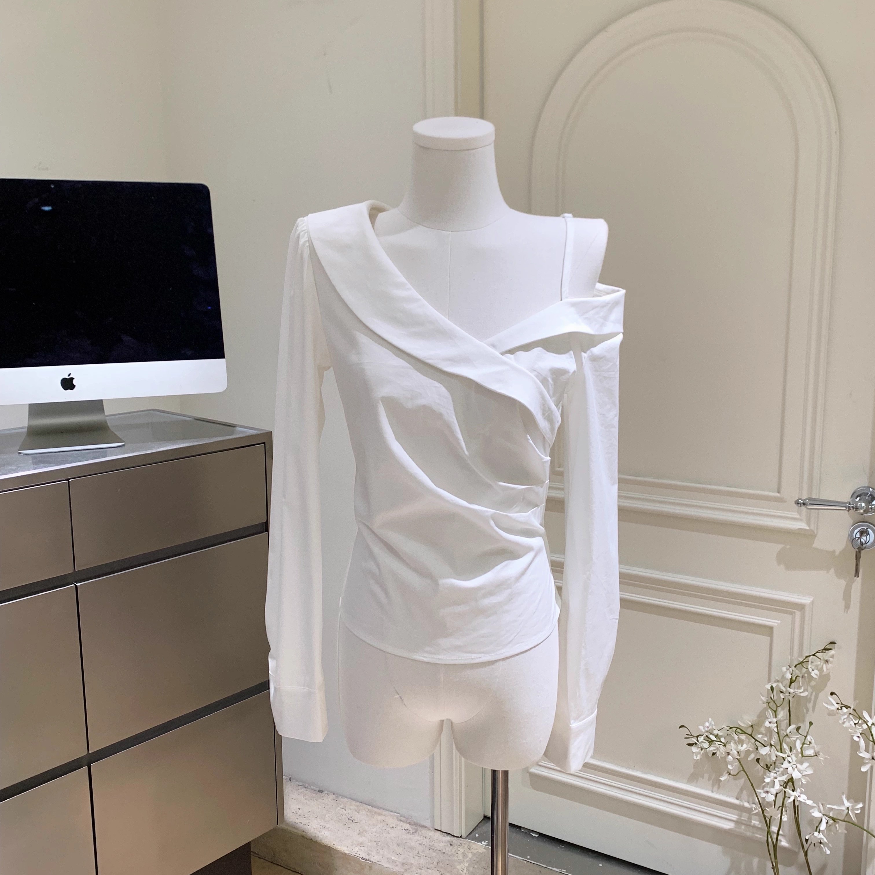 微弹斜肩修身抽褶掐腰长袖衬衫女