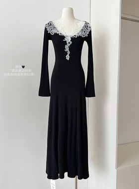 温柔氛围感蕾丝v领针织连衣裙女秋冬气质收腰毛衣内搭打底长裙子