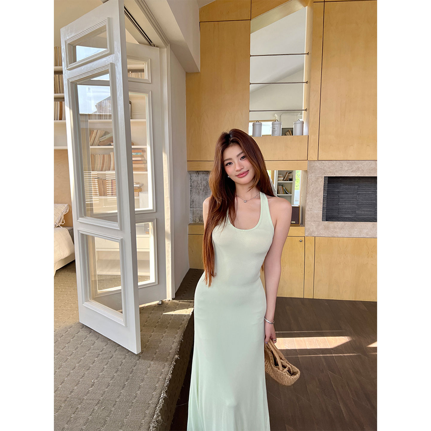 夏日绝美挂脖露背紧身连衣裙女