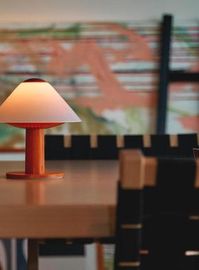 设计师现代简约灯具黄色蜜蜂台灯简约卧室充电调光床头灯