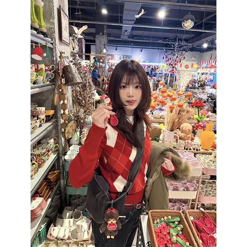 圣诞穿搭红色V领菱格毛衣针织衫