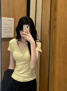 奶黄色v领正肩短袖t恤女夏季2025新款修身设计感纽扣美式辣妹上衣