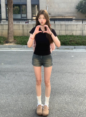 正肩v领黑色短袖t恤女夏季2025新款内搭修身显瘦百搭辣妹短款上衣