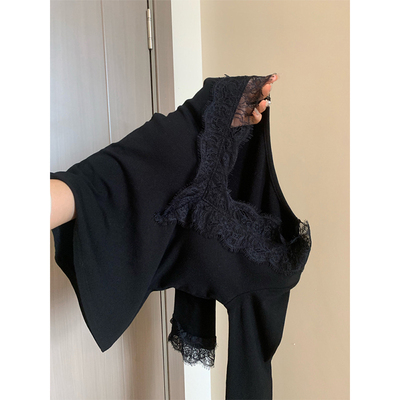黑色蕾丝拼接V领德绒打底衫女