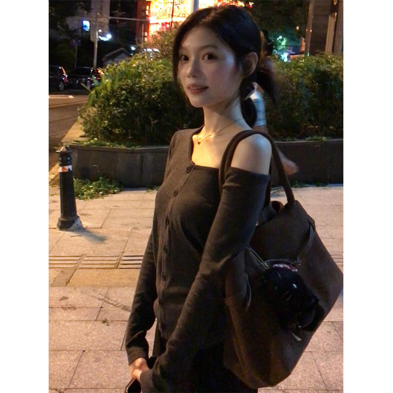 韩系斜肩灰色长袖t恤女秋季2025新款设计感露肩显瘦性感辣妹上衣,女装/女士精品,T恤,淘宝优惠券,粉丝福利购,淘宝优惠卷