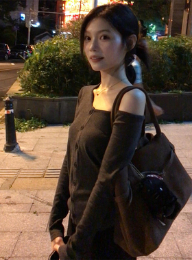 韩系斜肩灰色长袖t恤女秋季2025新款设计感露肩显瘦性感辣妹上衣