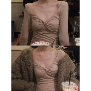 韩系气质深v领扭结长袖t恤打底衫女冬季温柔收腰性感小众内搭上衣
