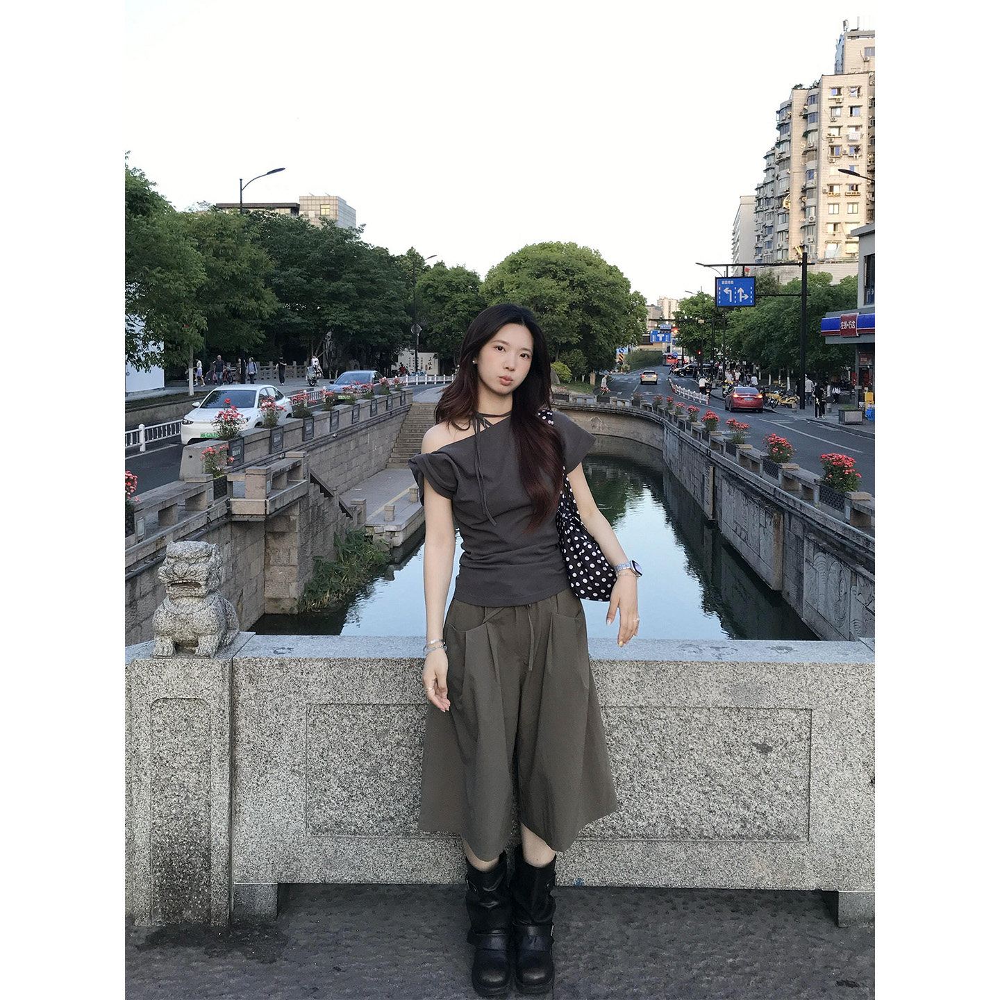 韩系复古扭结斜肩小飞袖短袖t恤女夏季修身绑带漂亮掐腰辣妹上衣