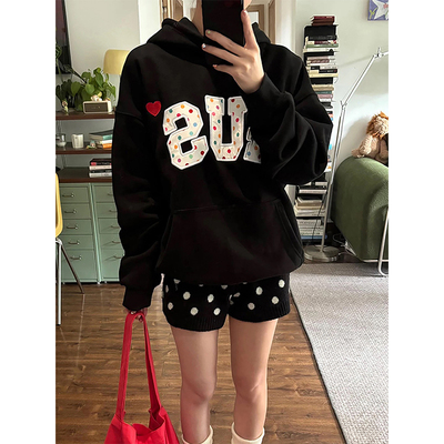 美式复古波点字母刺绣连帽卫衣女