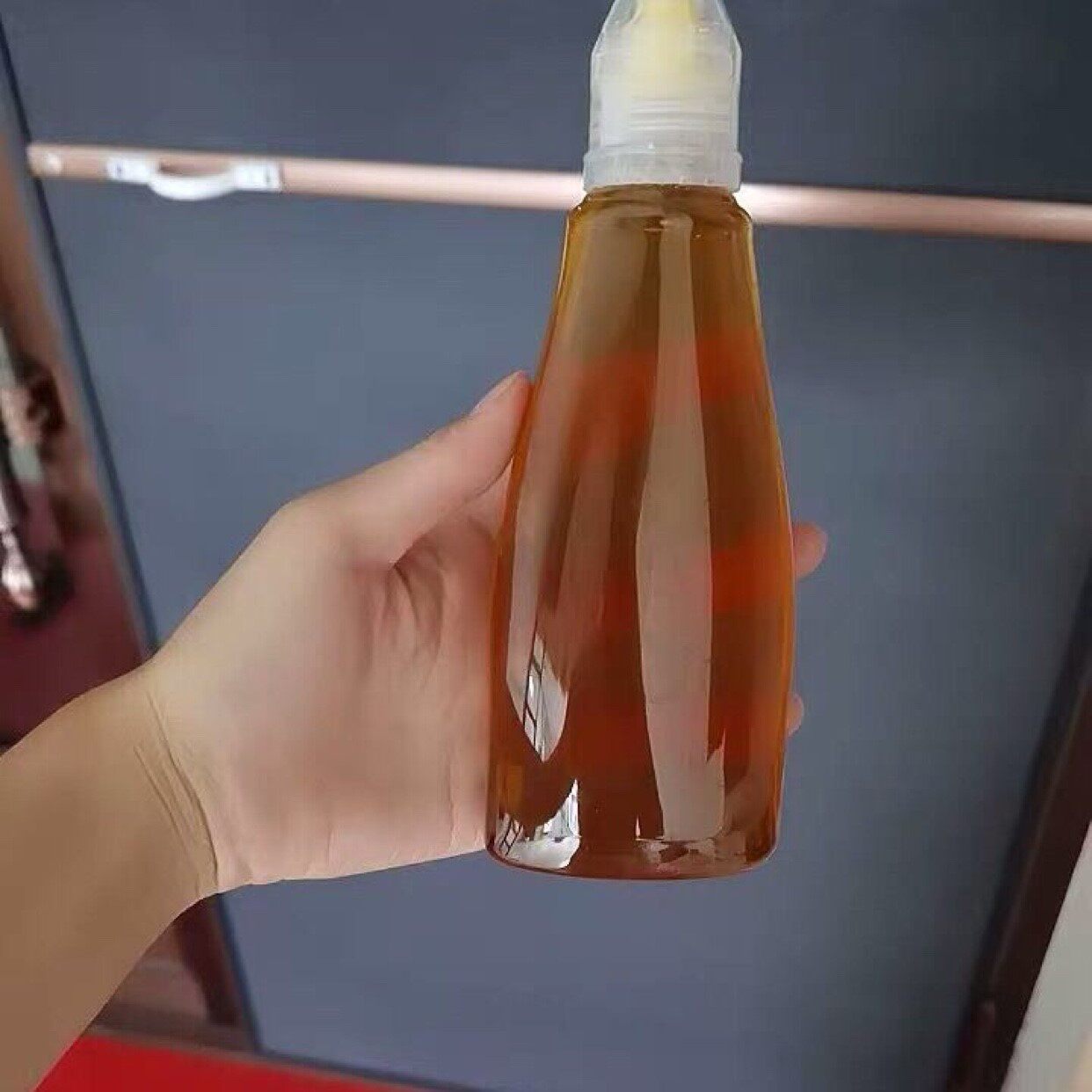 日本进口蜂蜜分装瓶挤压瓶子塑料便捷式方便倒装蜂蜜罐家神器在类目 厨房/烹饪用具, 厨用小工具/厨房储物, 储物瓶罐/厨房储物器皿, 调味瓶罐中 - 来自Buy2taobao.com提供专业的淘宝代购服务