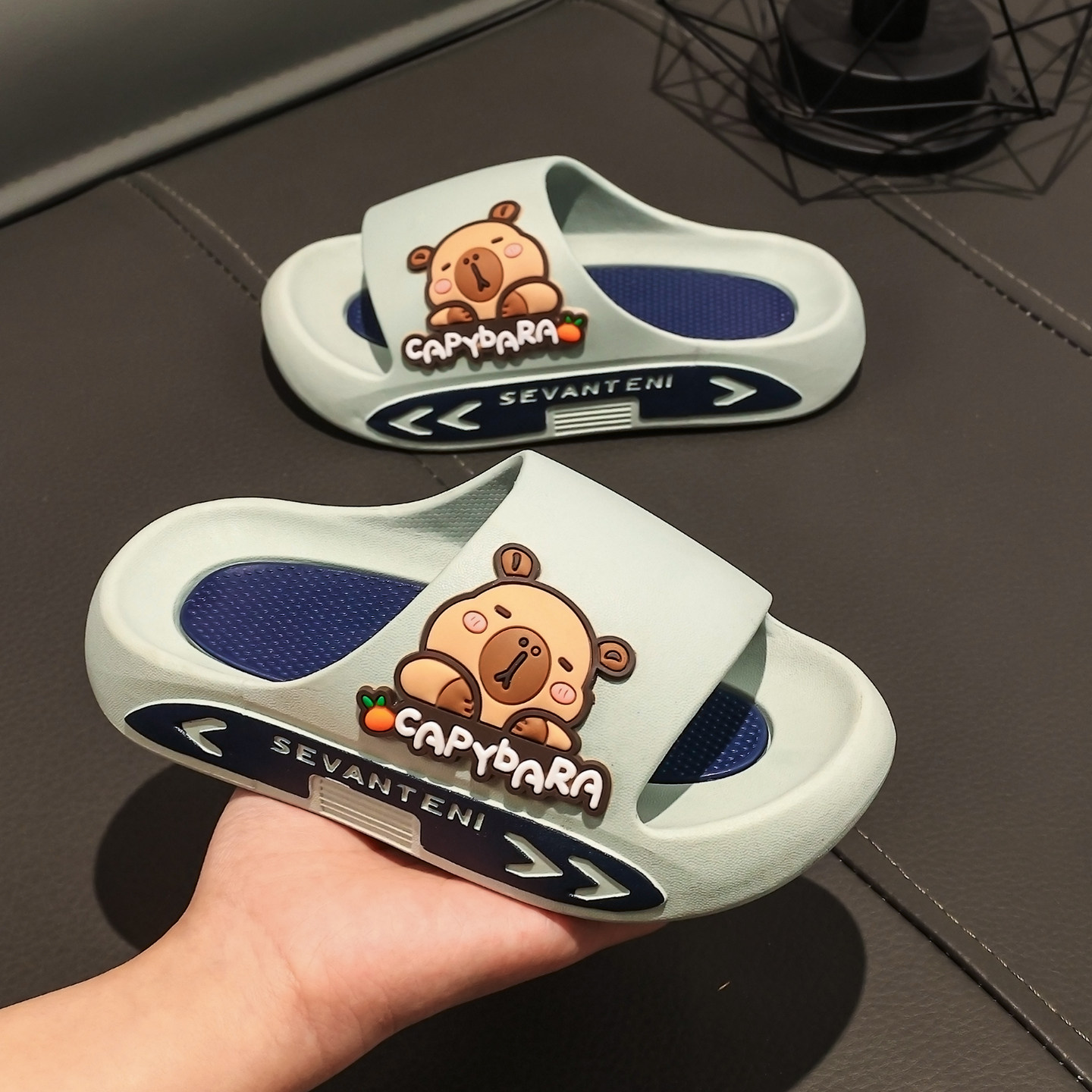 卡皮巴拉儿童拖鞋男童2026新款夏季防滑软底洗澡室内家居男孩凉拖