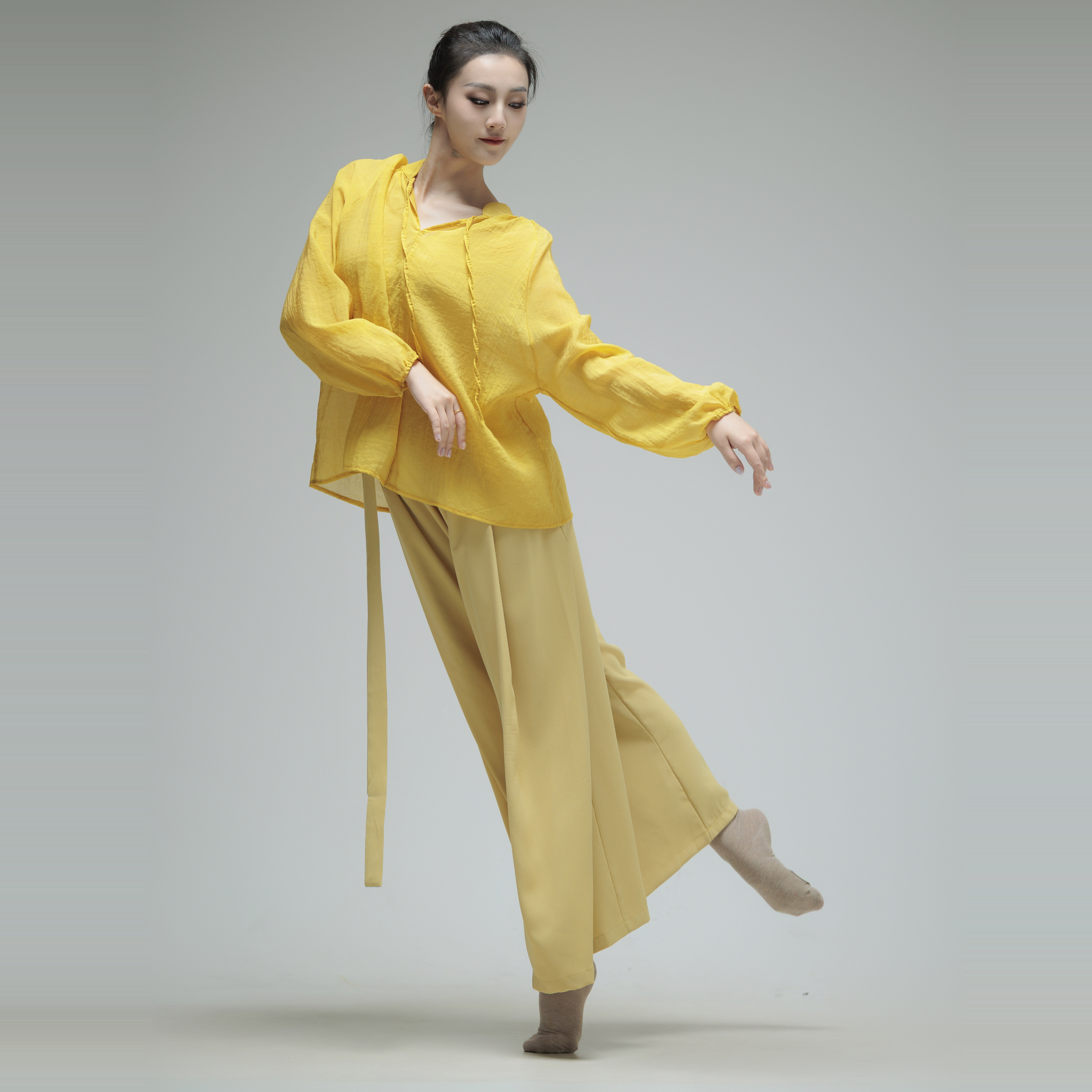 新款现代舞练功服女飘逸宽松黄色上衣古典舞演出服仙气舞蹈服装图片