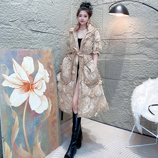 过膝中长款重工刺绣羽绒服女2025冬季新款洋气减龄白鹅绒连帽外套