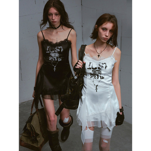 CestNous迷失末路 修身朋克链条印花蕾丝网纱拼接缎面吊带裙女夏