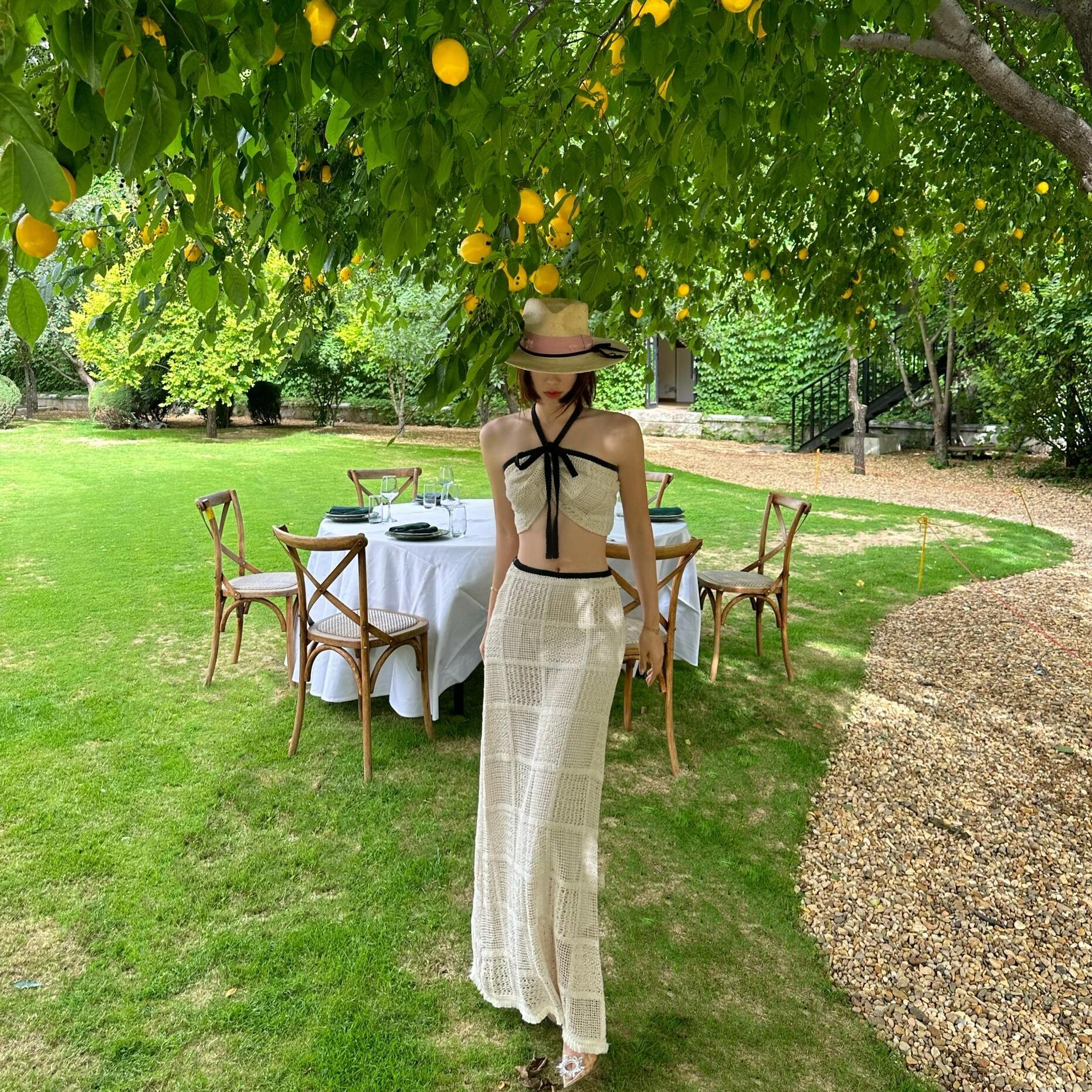 南法假日旅游拍照穿搭女气质针织挂脖抹胸小背心半身长裙两件套装