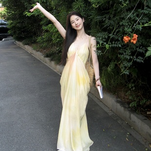 泰国海边旅游超仙度假长裙女夏设计感小众气质印花晕染吊带连衣裙