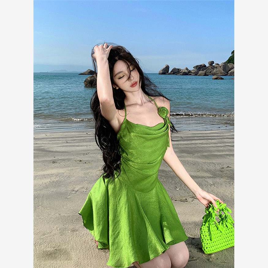 多巴胺海边穿搭度假沙滩绝美性感露背绿色挂脖吊带连衣裙仙女夏季