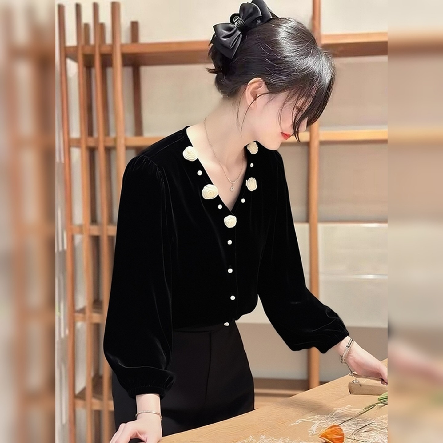 气质名媛感黑色丝绒立体花V领钉珠衬衣女装秋冬新款别致漂亮上衣,女装/女士精品,大码内搭,淘宝优惠券,粉丝福利购,淘宝优惠卷