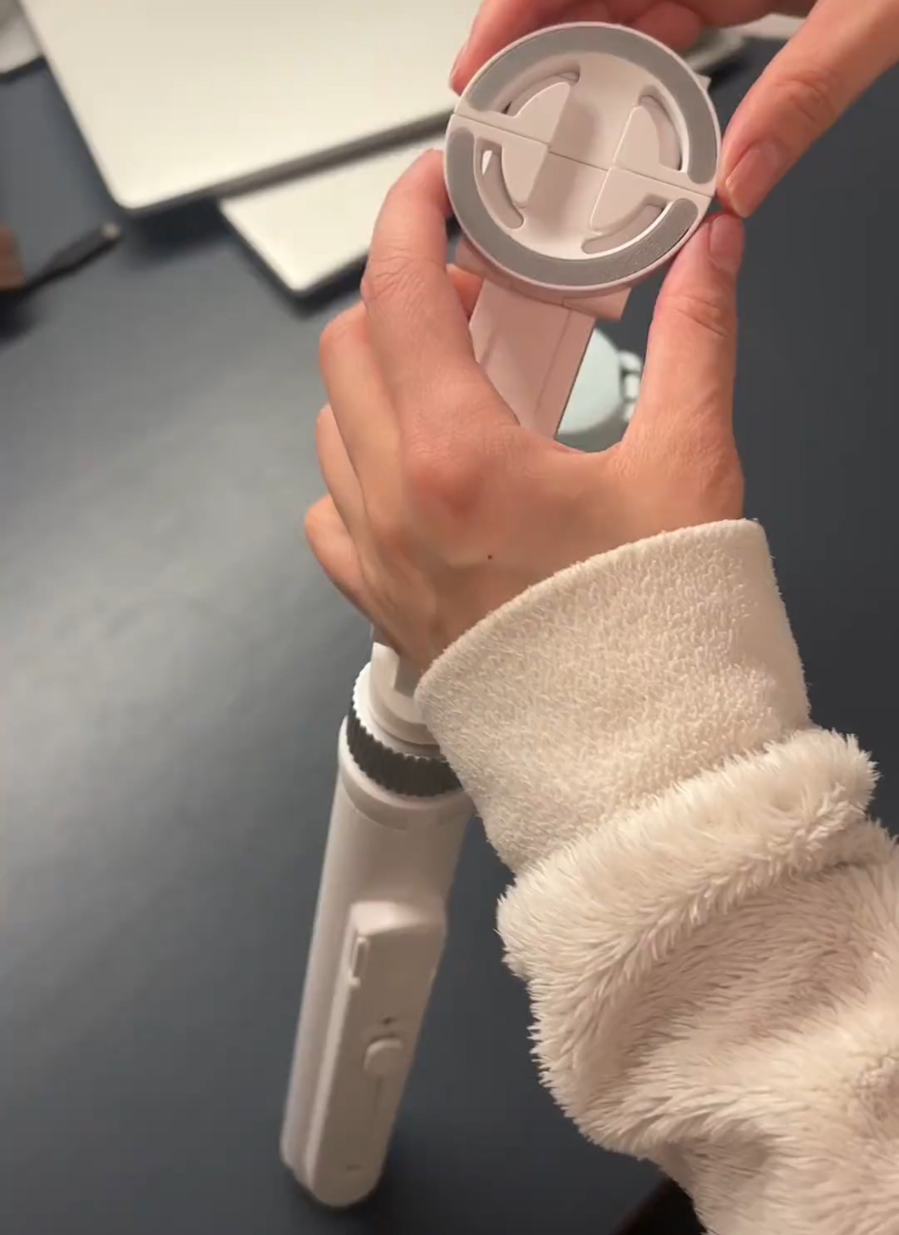 简约白色手机自拍杆新款2026俯拍磁吸支架补光落地便携三脚架