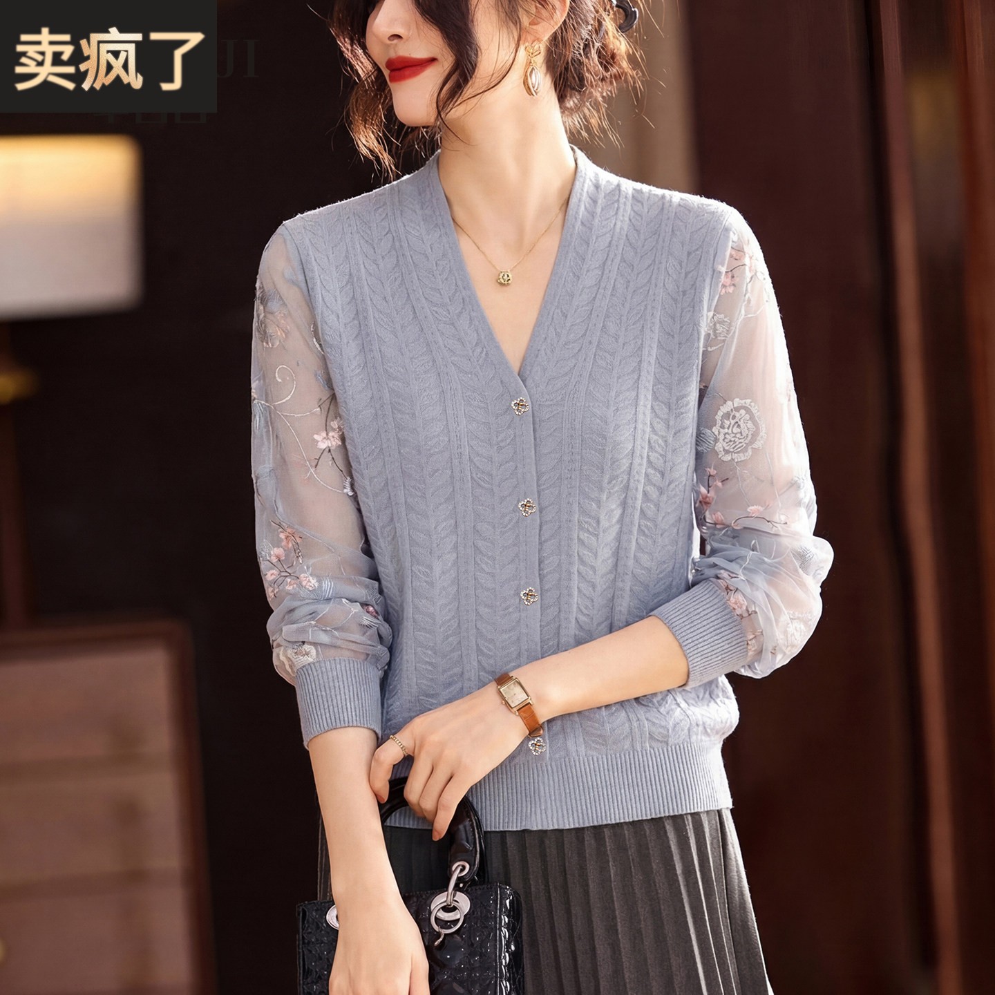 2026新款妈妈春装雪纺纱袖印花小衫V领夏季中年女冰丝高贵针织衫