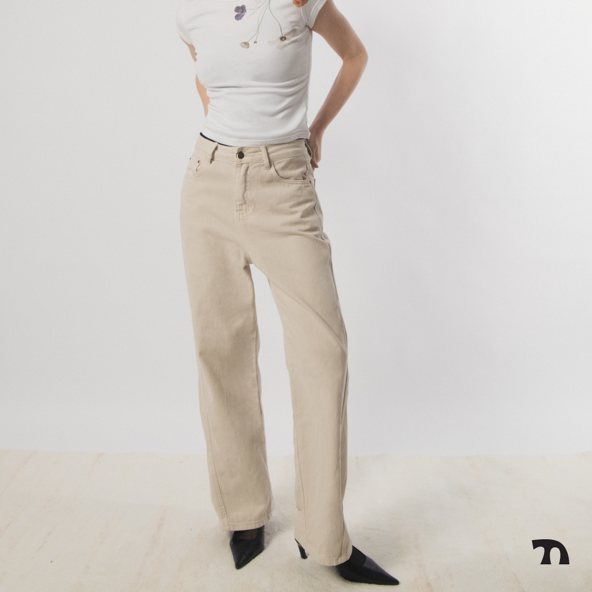 水洗复古白色香蕉裤牛仔裤