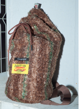 THINGNESS 树皮色格纹圈圈纱抽绳斜挎/单肩背包