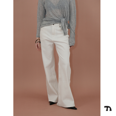 白色酵素水洗微喇牛仔百搭长裤