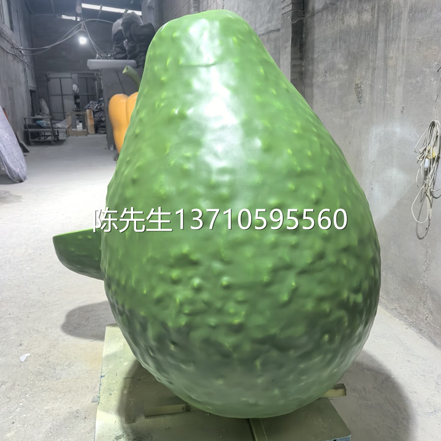 户外美陈定制巨型牛油果模型雕塑玻璃钢橙子苹果小品柿子卡通雕像