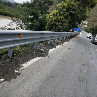 防撞公路双波形护栏板乡村道路高速三波型W护栏热浸镀锌梁钢波纹