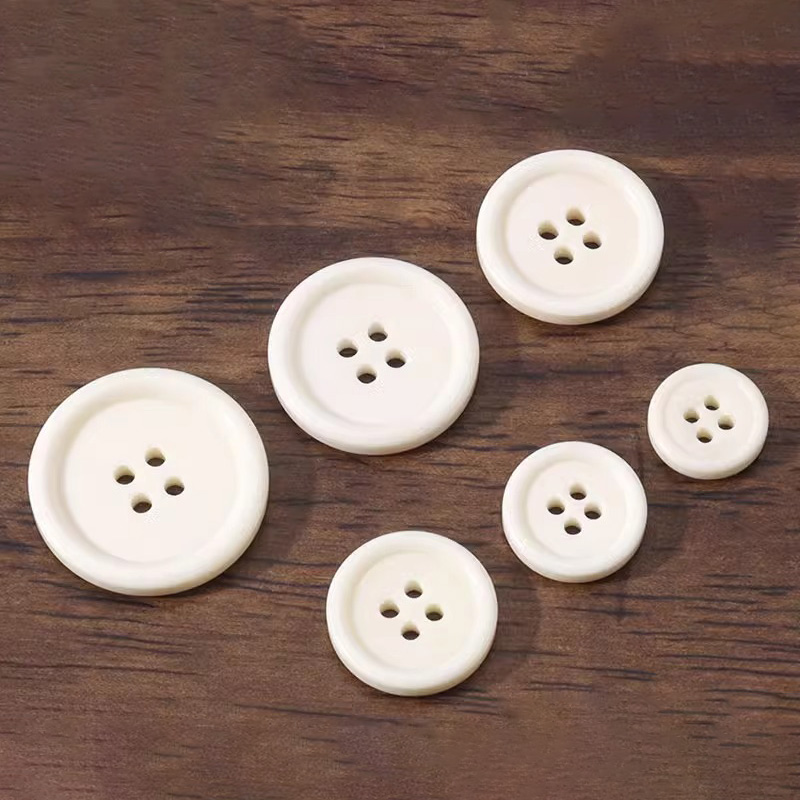白色圆边四眼牛骨扣百搭西服高档扣子复古大衣风毛衣开衫钮扣配件